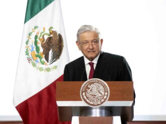 Presidente de México propondrá reforma constitucional contra privatización de industria eléctrica