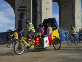 Jóvenes afganas refugiadas pasean en bicicleta en México
