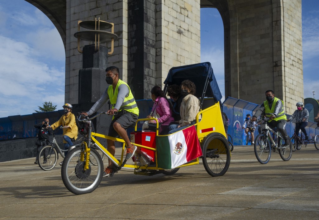 Jóvenes afganas refugiadas pasean en bicicleta en México