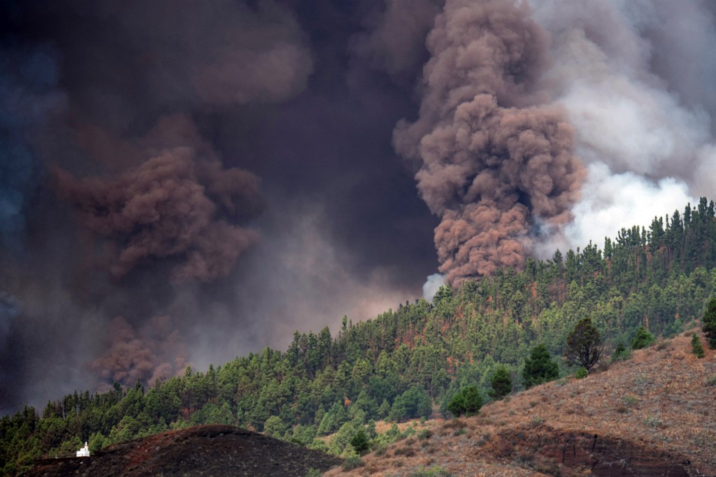 El volcán Cumbre Vieja entra en erupción en archipiélago español de Canarias