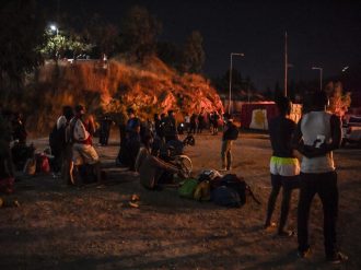 Centenares de migrantes de Marruecos tratan de llegar a Ceuta, en España