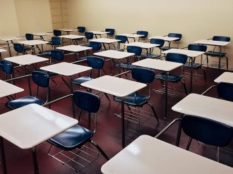 Cierran tres escuelas primarias por Covid-19