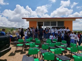 Reciben butacas estudiantes de telebachillerato de La Ballena
