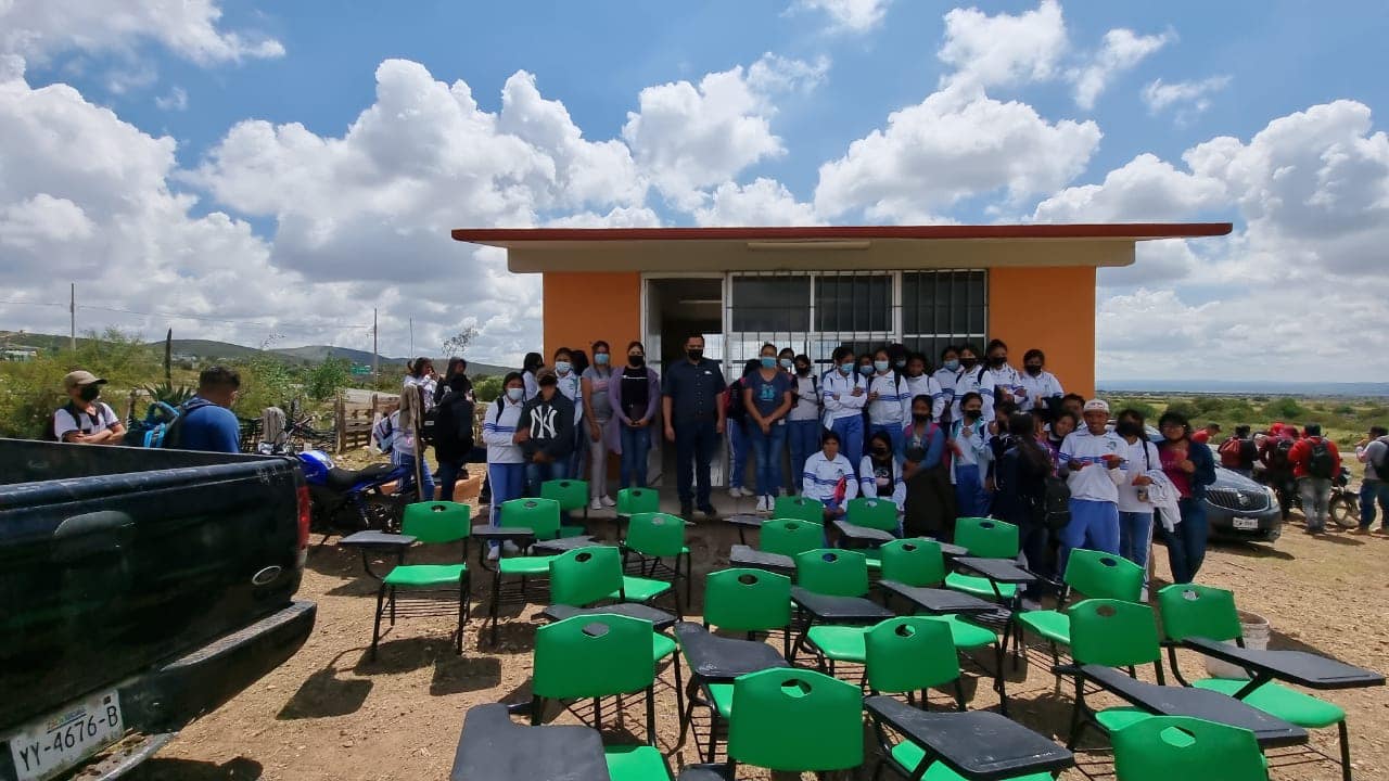 Reciben butacas estudiantes de telebachillerato de La Ballena