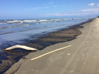 Huracán IDA causa derrame petrolero