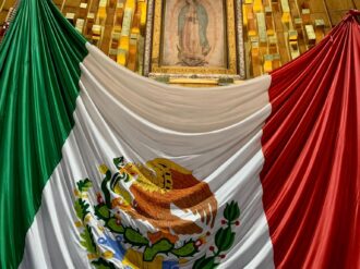 Encienden fuego a la Antorcha Guadalupana, feligreses piden esperanza por pandemia