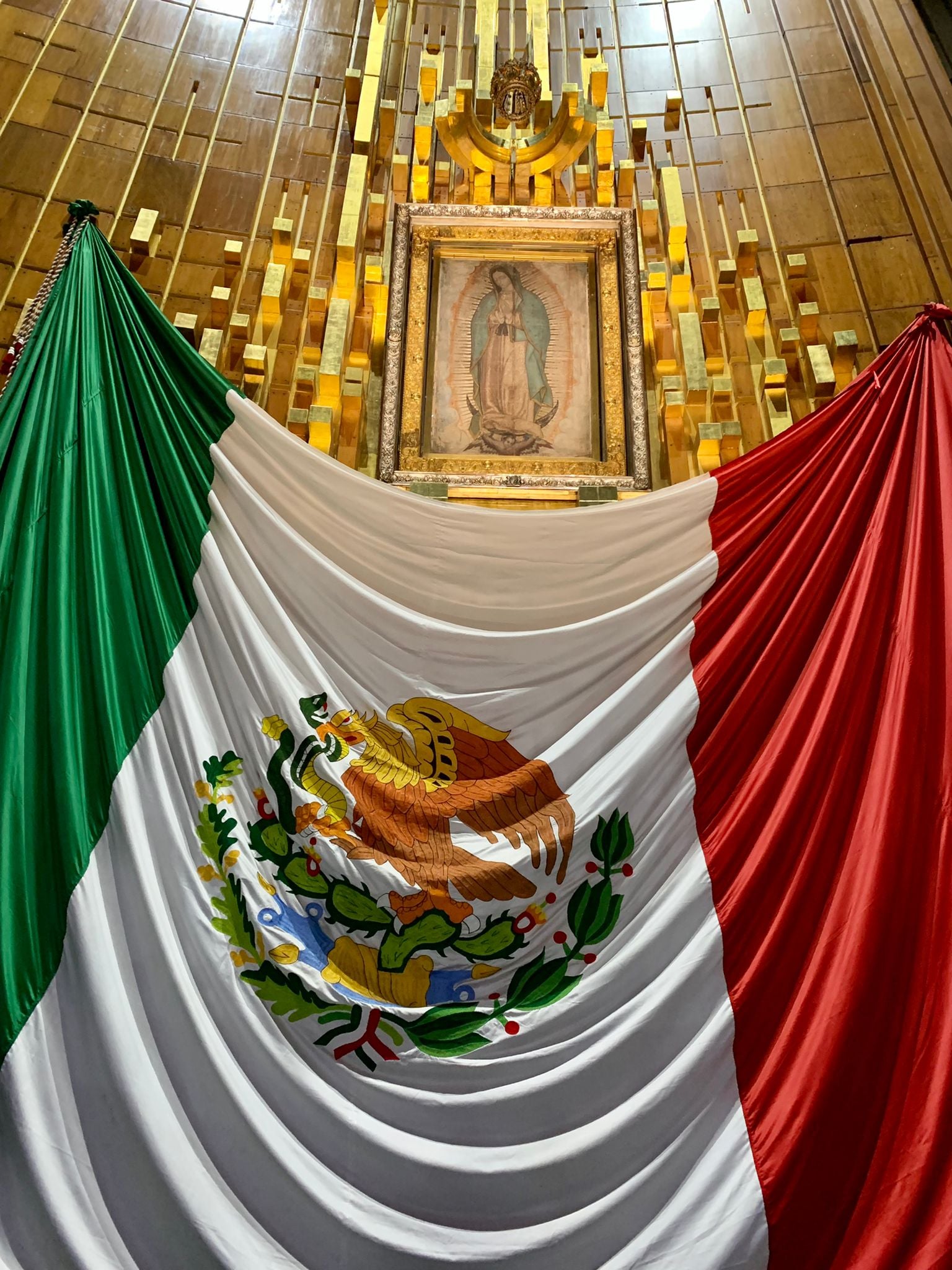 Encienden fuego a la Antorcha Guadalupana, feligreses piden esperanza por pandemia