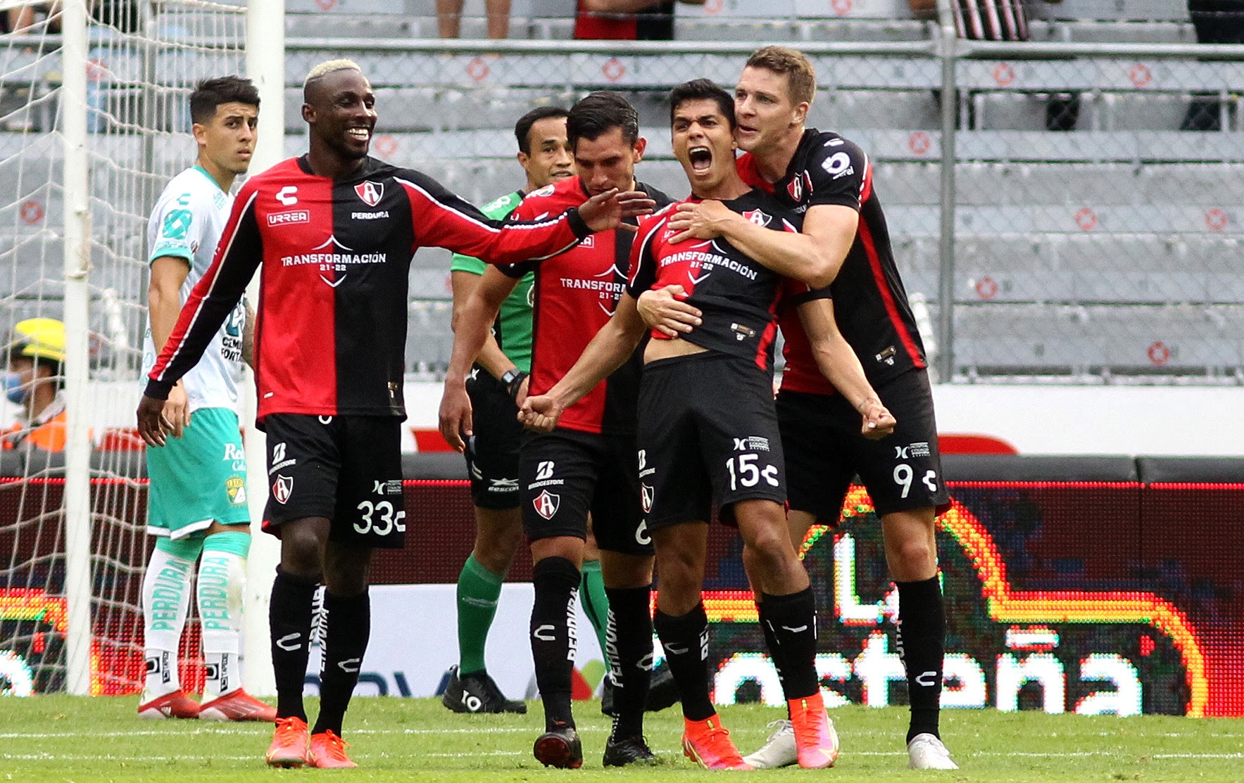 Acaricia Atlas el liderato