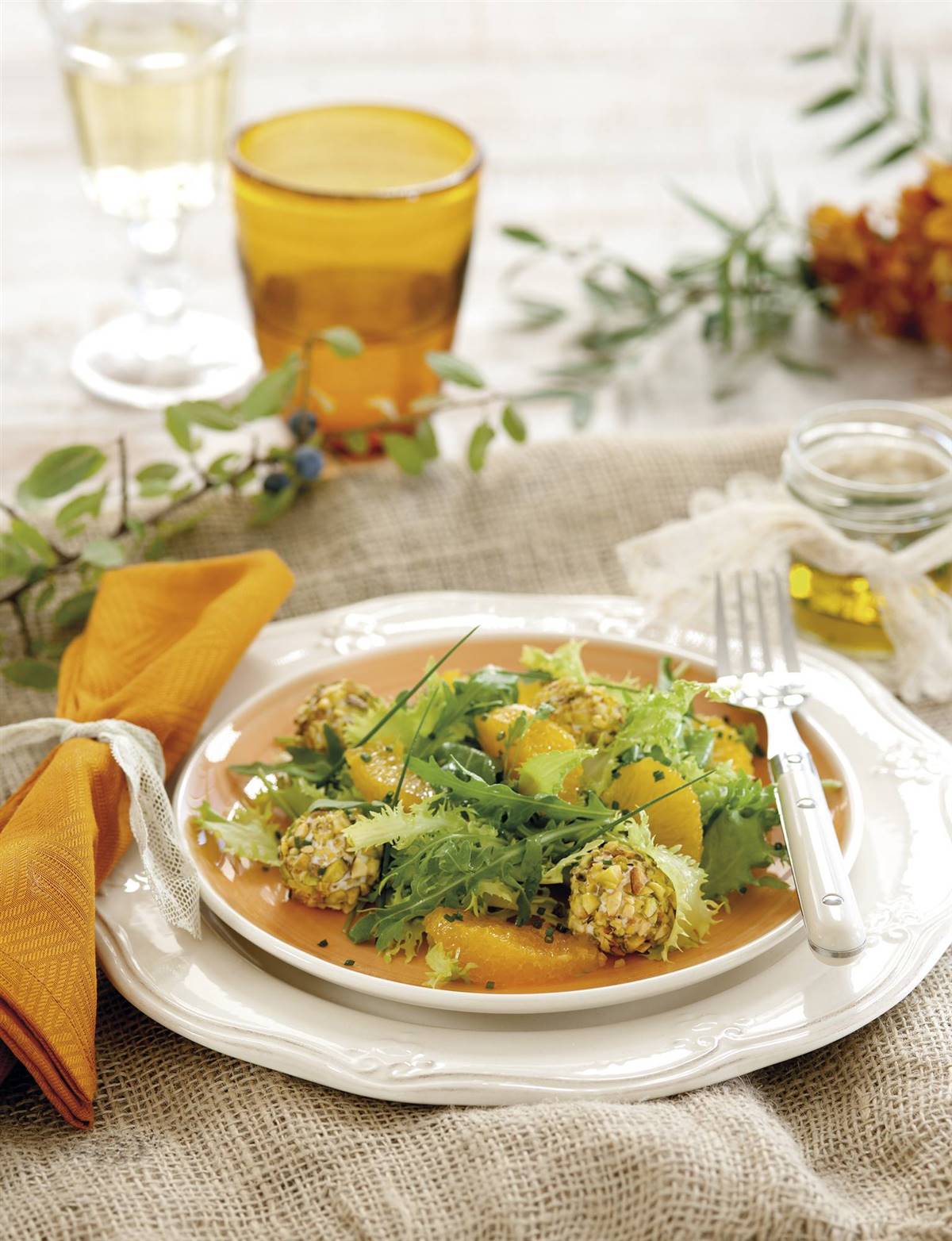 Ensalada con naranja, queso y pistaches