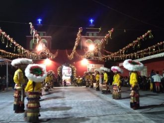 Celebran a San Miguel Arcángel entre rezos y baile