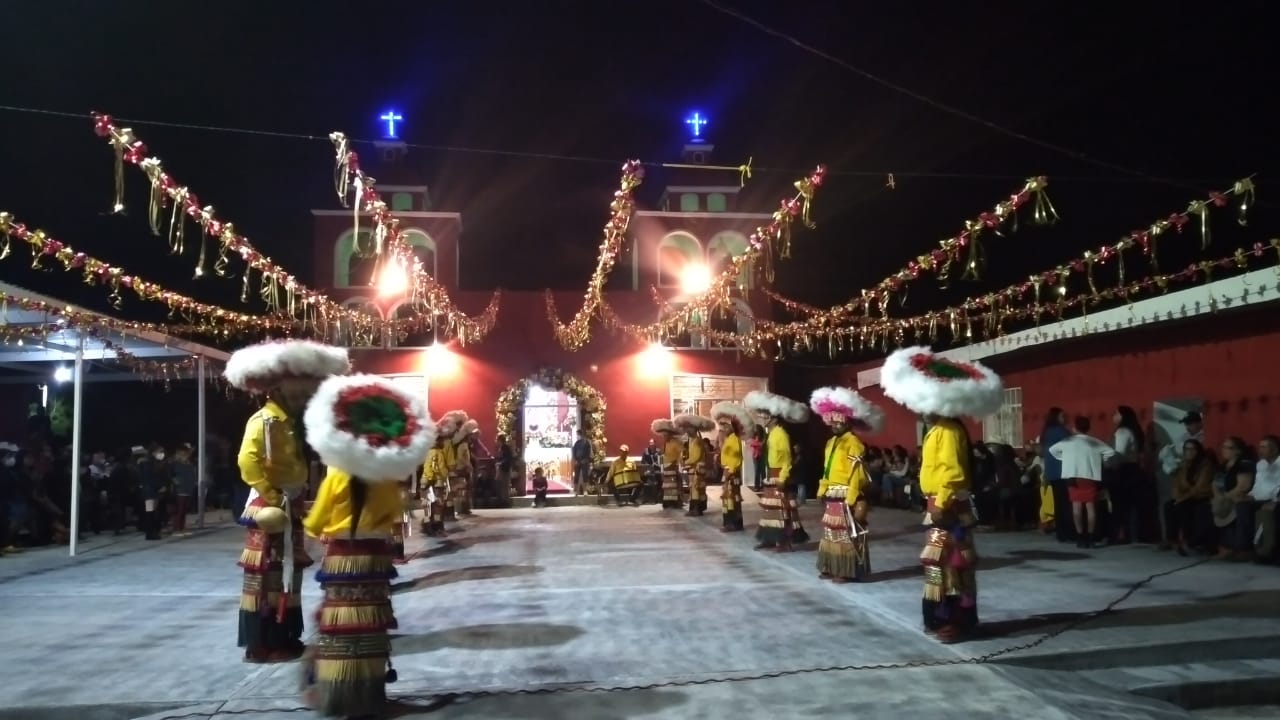 Celebran a San Miguel Arcángel entre rezos y baile