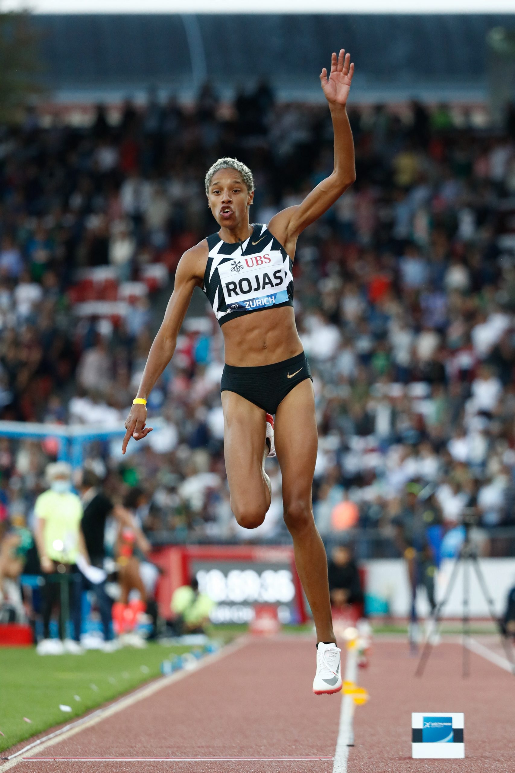 La reina Yulimar Rojas desfila por Caracas con su oro olímpico