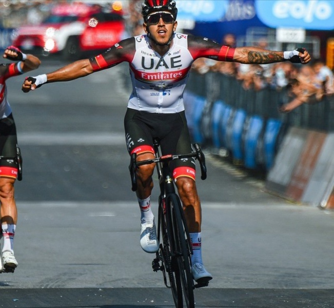 El colombiano Molano gana al esprint y es el primer líder en Sicilia