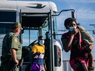 Renuncia enviado de EU en Haití y denuncia las deportaciones «inhumanas» de migrantes