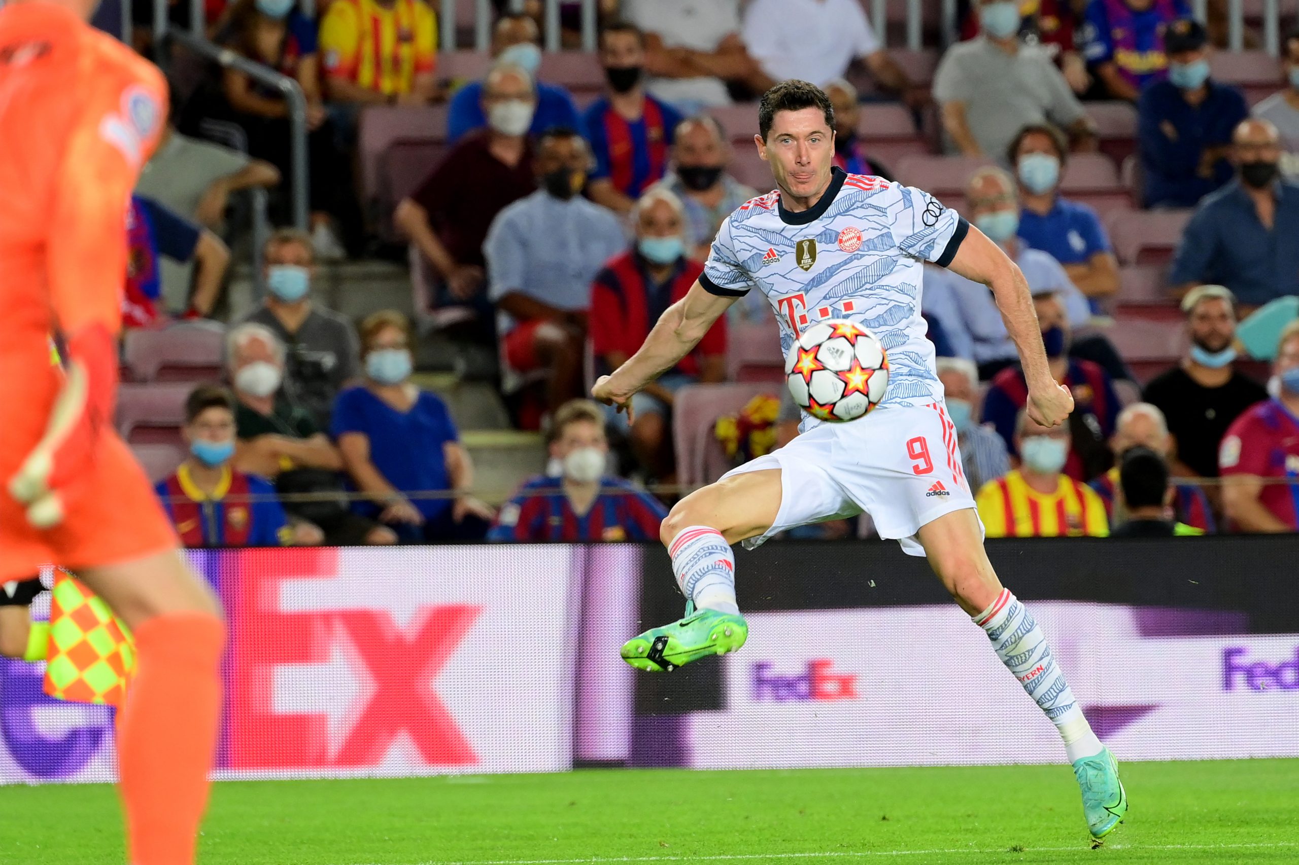 Lewandowski recibe la Bota de Oro, con agradecimiento a su esposa