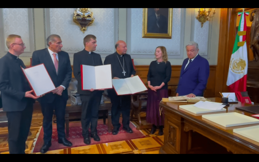 México recibe códice que pidió al Vaticano