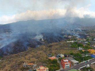 Lava del volcán en Canarias desciende lentamente hacia el mar entre temor a gases tóxicos