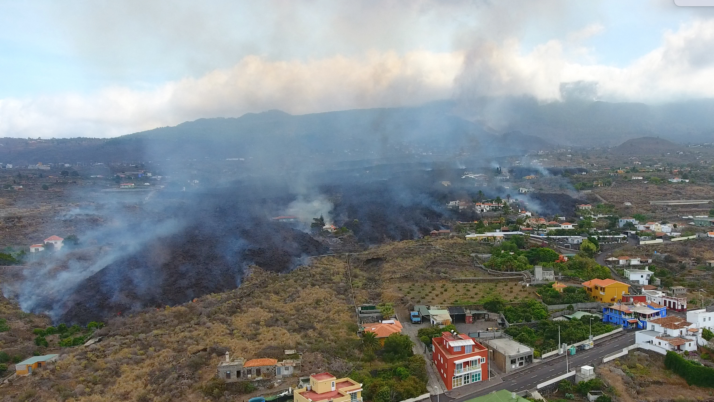 Lava del volcán en Canarias desciende lentamente hacia el mar entre temor a gases tóxicos
