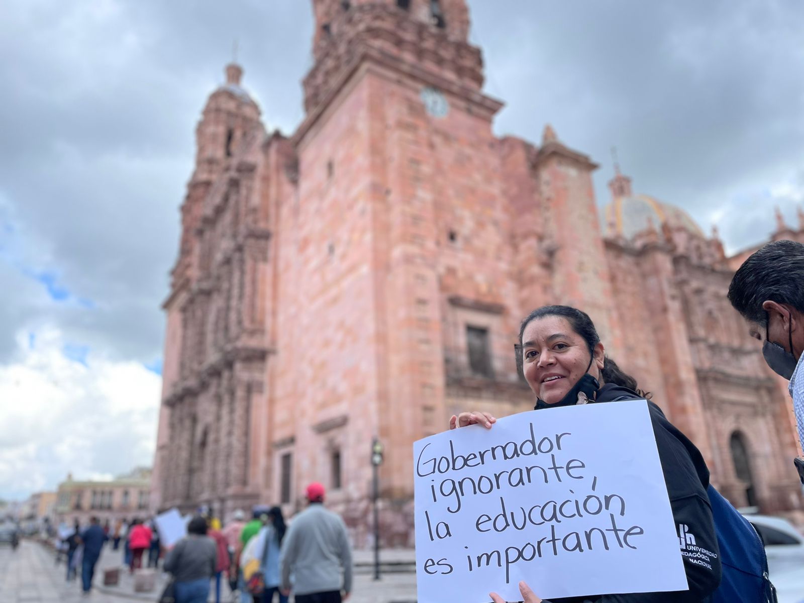 En distintos municipios varios edificios fueron tomados en solidaridad a maestros, jubilados y pensionados a quienes no les han pagado.