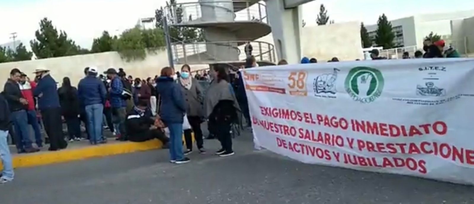 Manifestantes se plantan en la entrada de Palacio de Convenciones donde se inauguró la Semana Nacional de Transparencia