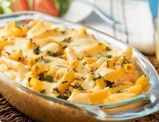 Pasta cremosa en salsa de jitomate