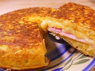Tortilla de jamón y queso