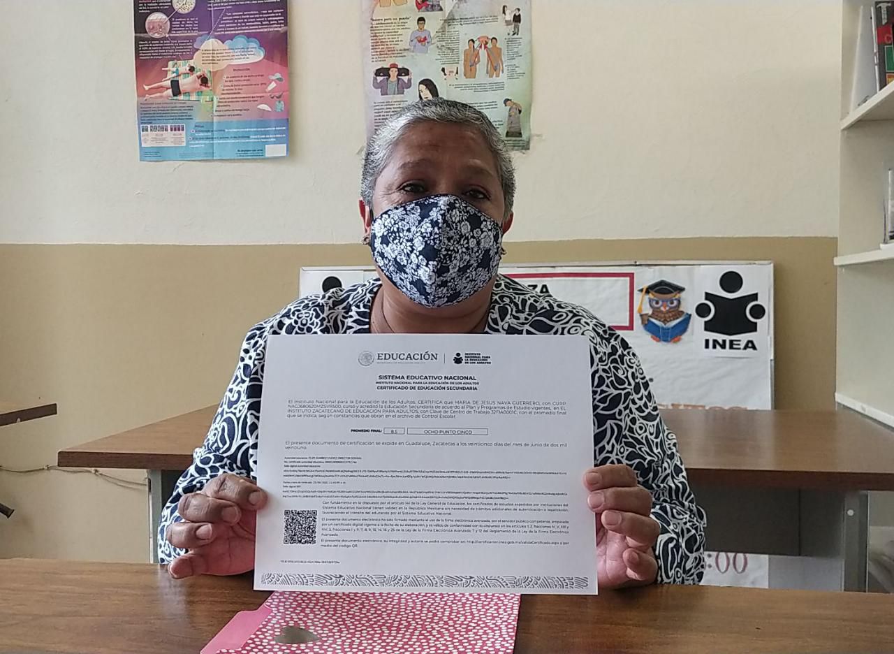 Mary, orgullosa de terminar la secundaria a sus 53 años