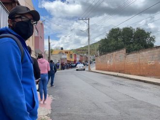 Largas filas para la aplicación de segunda dosis a jóvenes de 18 a 29 años