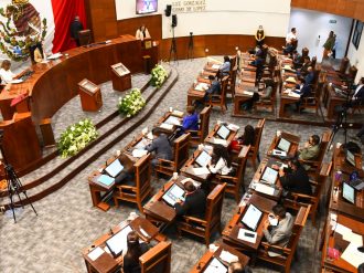 Entre dimes y diretes aprueban cambio de sede para toma de protesta