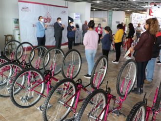 Ganadores de concurso por DIF Estatal reciben premio