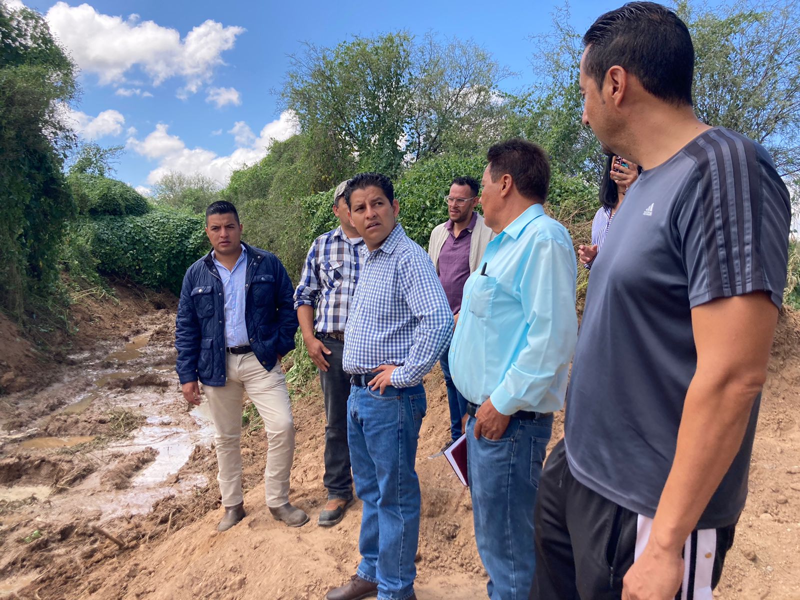 Mario Córdova Longoria atiende trabajos de limpieza y rehabilitación en comunidades de Río Grande