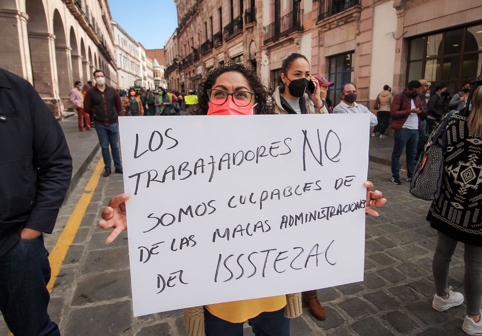 Trabajadores agremiados al Issstezac toman la Av. Hidalgo.