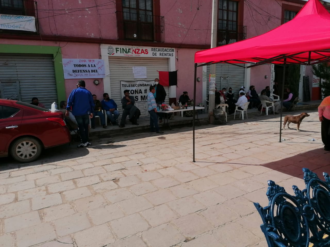 Docentes del Sindicato de Telesecundaria tomaron las instalaciones de Recaudación de Rentas de Luis Moya.