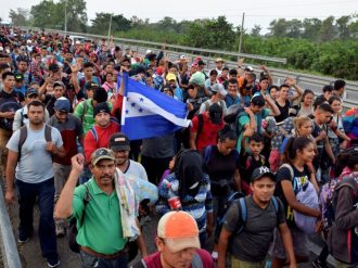 Destituyen a agentes por agredir migrantes