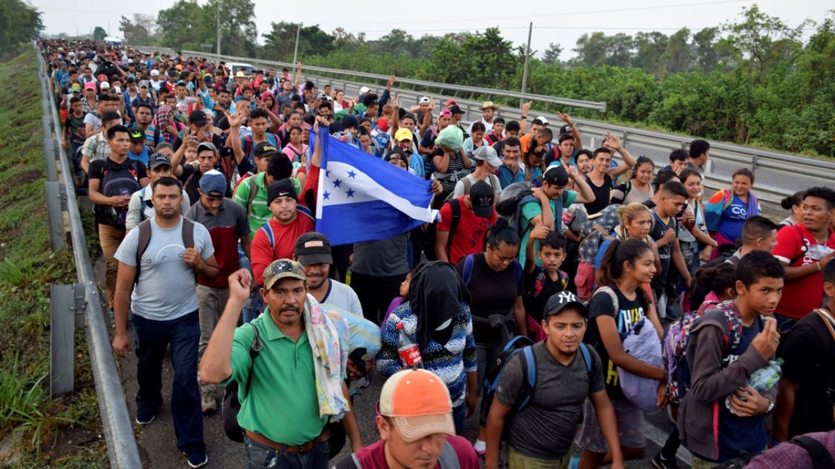 Destituyen a agentes por agredir migrantes