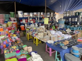 Desafían la pandemia; viajan desde el Edomex para vender trastes y pan