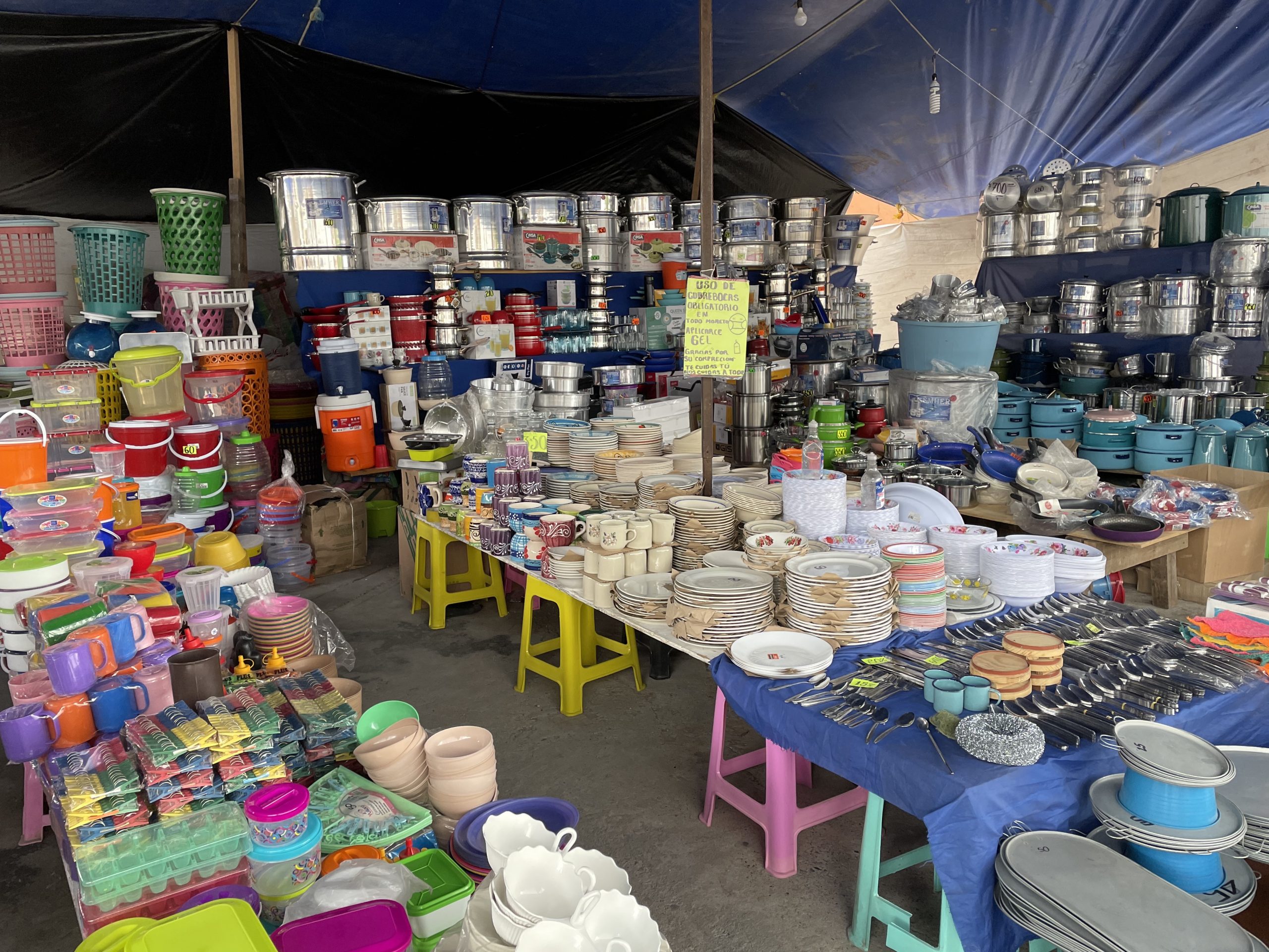 Desafían la pandemia; viajan desde el Edomex para vender trastes y pan