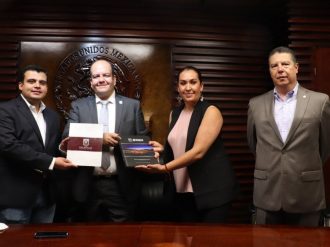 Entrega Salvador Estrada su último informe de Gobierno