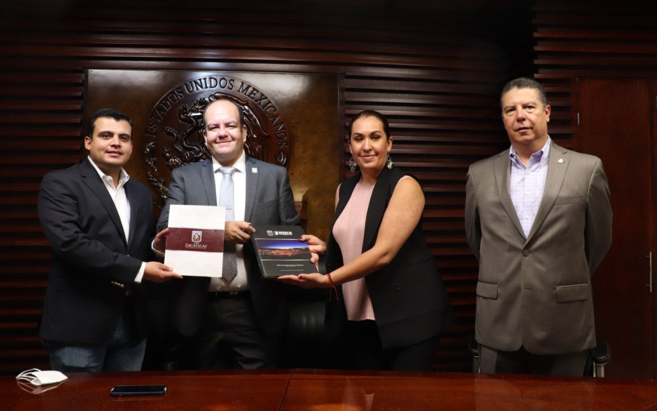 Entrega Salvador Estrada su último informe de Gobierno