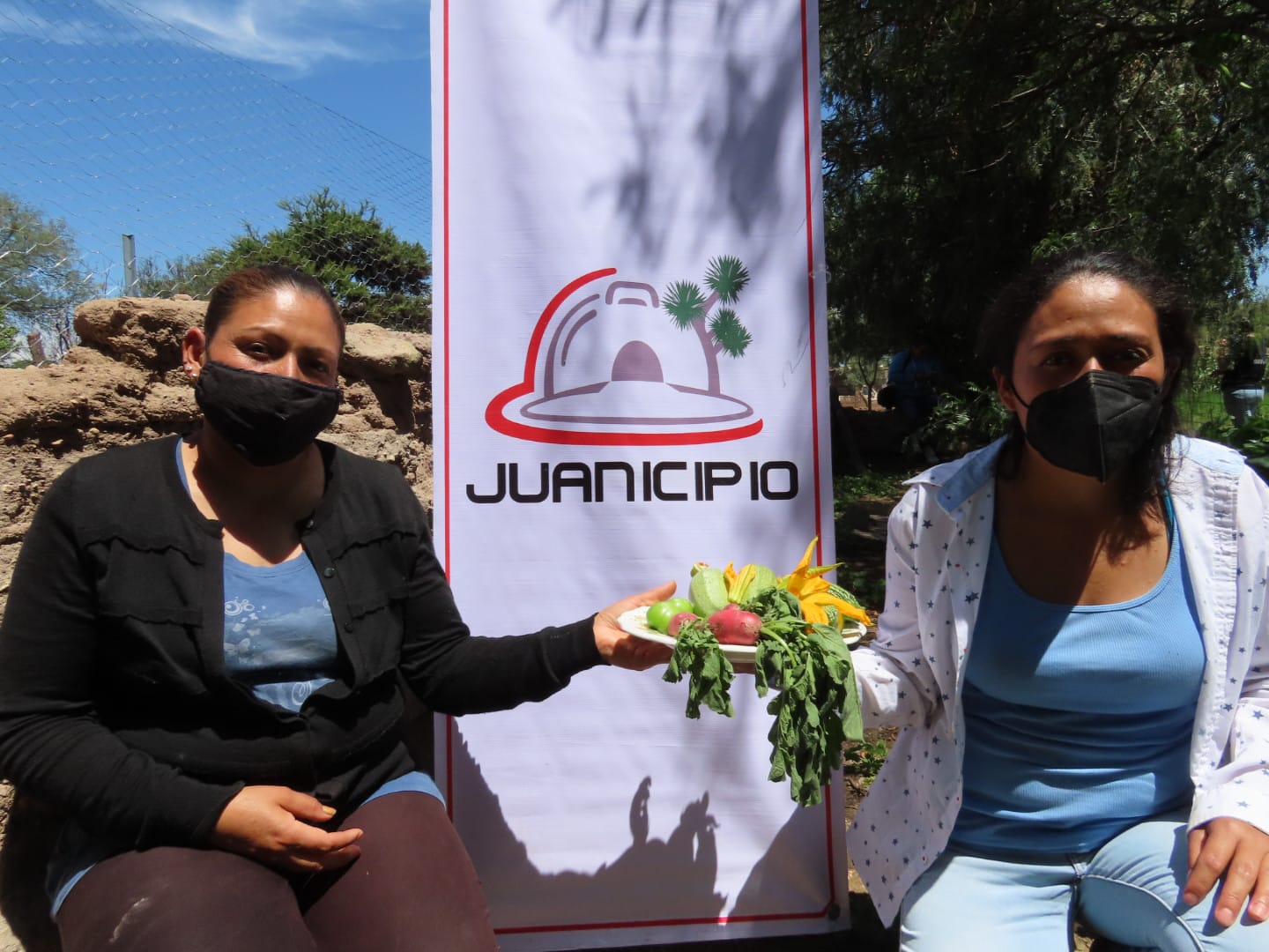 Entregan aves de traspatio y huertas familiares a 50 familias