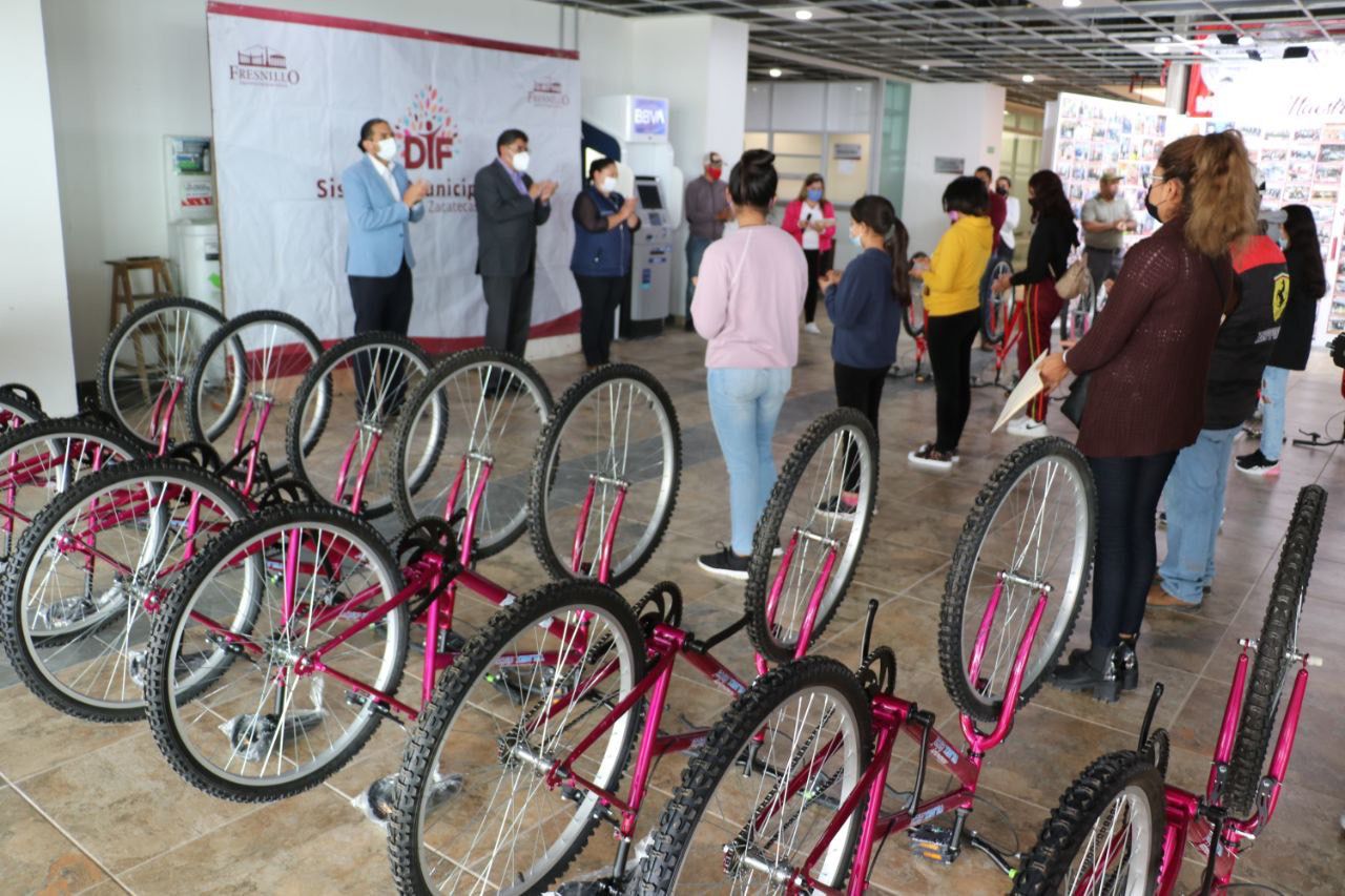 Entregan 80 bicicletas a estudiantes de primaria y secundaria