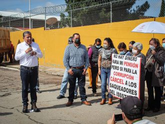 Siguen maestros en la zozobra y desesperación