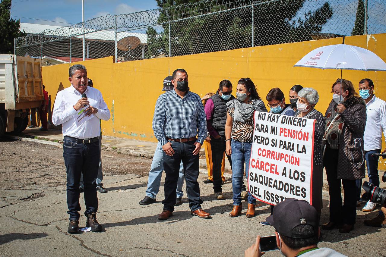 Siguen maestros en la zozobra y desesperación