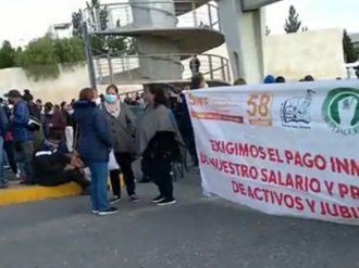 Protestan docentes en la inauguración de la Semana Nacional de Transparencia