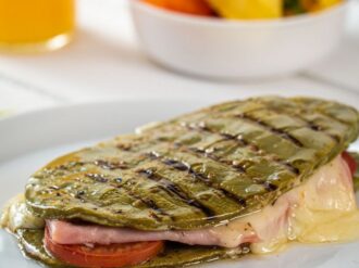 Sándwich de nopal con jamón y queso