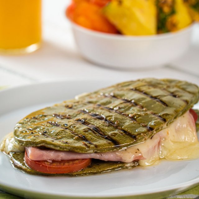 Sándwich de nopal con jamón y queso