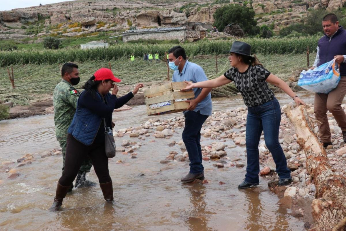 SEDIF realiza entrega de de viveres donados por la sociedad zacatecana en Genaro Codina y Cuauhtémoc
