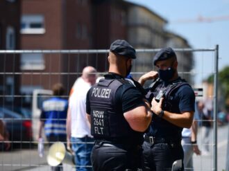 Policía alemana detiene a cientos de migrantes en frontera polaca