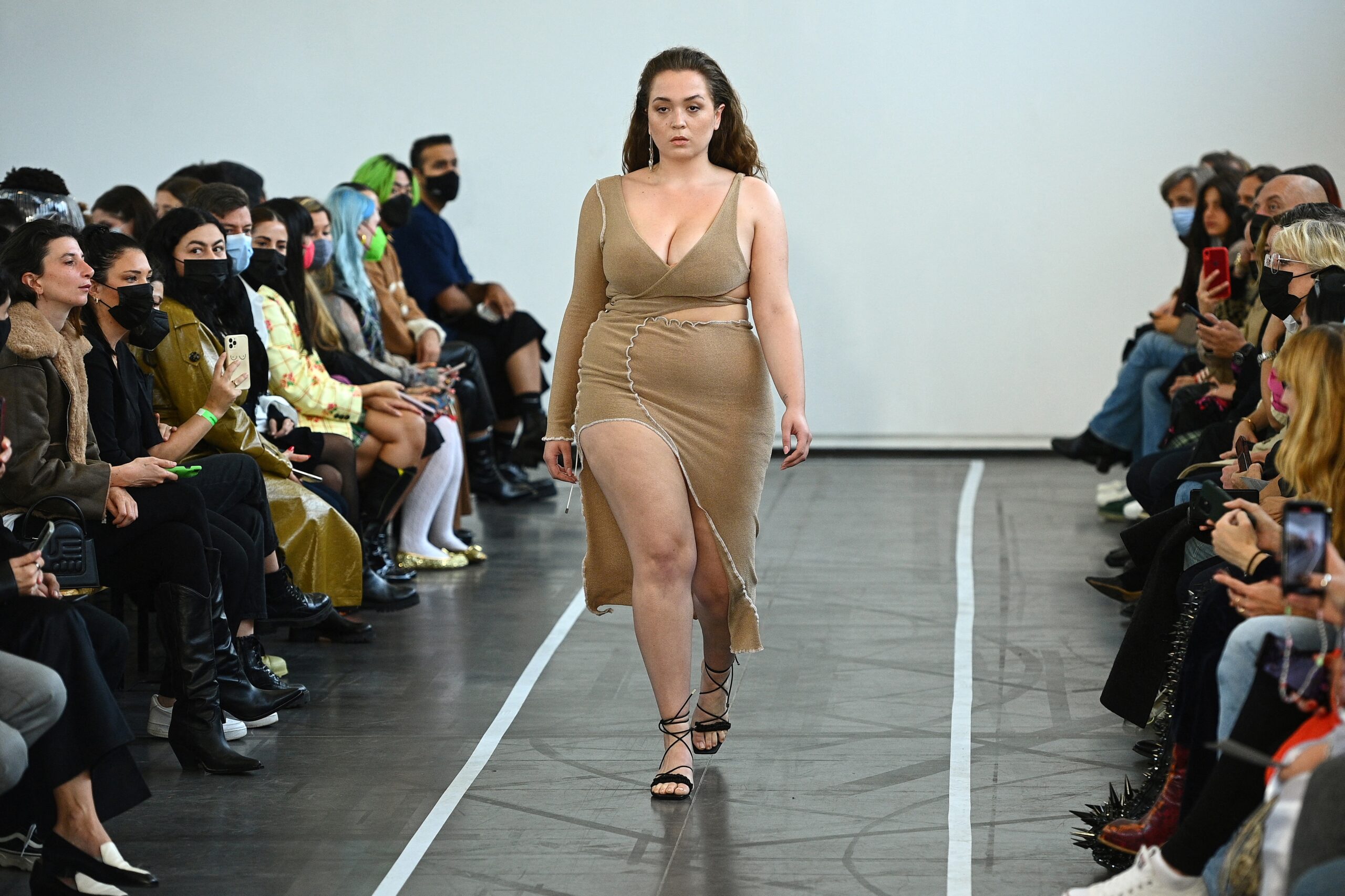 Buscan romper estereotipos en la Semana de la Moda de París