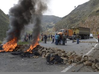 Indígenas de Ecuador bloquean varias carreteras en protesta contra gobierno